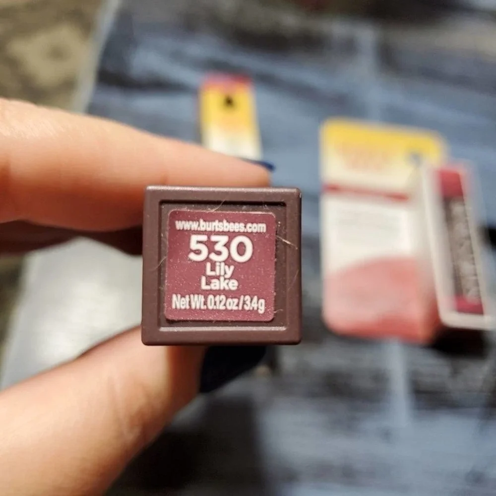 Burt's Bees Bundle of Burt's Bees Lipstick lip balm red dahlia‎ lily lake